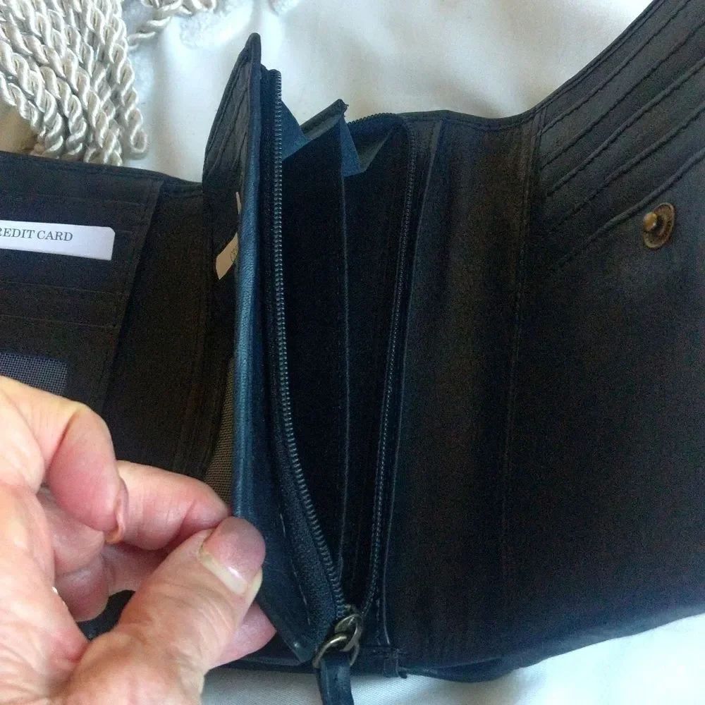 Gorgeous Black Woven Leather Wallet - Picture 5 of 16